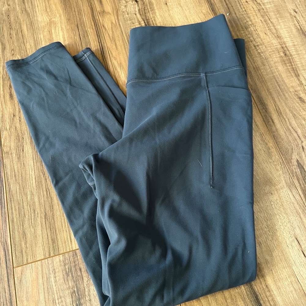 ATHLETA salutation stash tight Size M Pockets